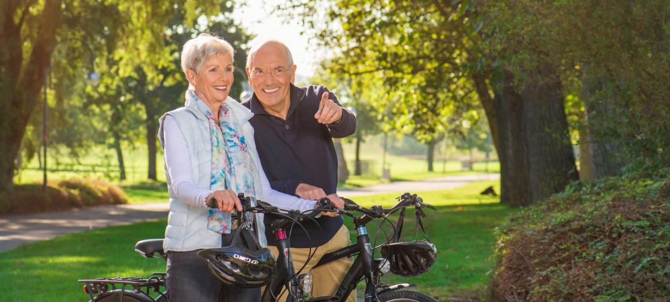 Altes Ehepaar mit Fahrrädern