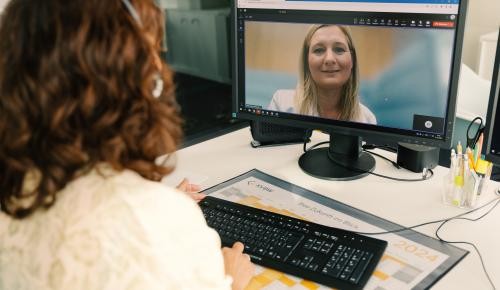 Person im Online-Meeting Person im Online-Meeting