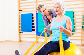 Alte Frau macht Gymnastik Alte Frau macht Gymnastik