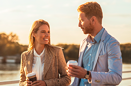 Mann und Frau spazieren an der Promenade