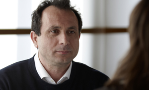 Mitarbeiter informiert über Heilbehandlungen