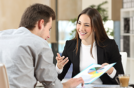 Frau winkt in die Kamera