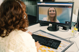 Frau am Monitor