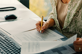 Frau am Schreibtisch mit Dokument Frau am Schreibtisch mit Dokument